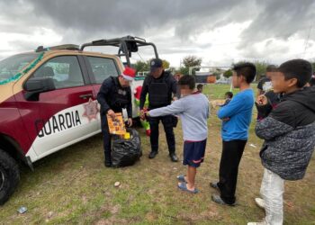 Guardia Estatal de Género entrega juguetes a niños y niñas de Nuevo Laredo