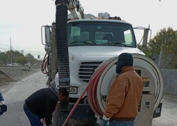 Sondeó COMAPA drenaje sanitario en la Zona Centro y colonia Ferrocarril