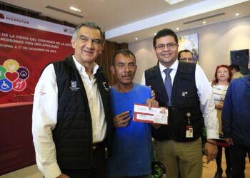 Entregan Américo y María tarjetas de pensión a personas con discapacidad