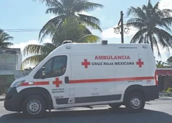 Hombre sufre lesiones tras caer en alcantarilla mal tapada en Matamoros