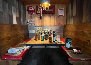 De restaurante a bazar; rematan todo tras quebrar por bajas ventas en Centrito Valle