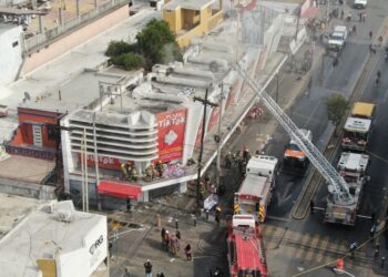 Se incendia plaza comercial en Monterrey