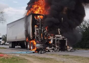 Incendio de tráiler en carretera de Güémez