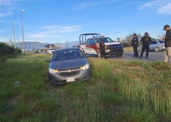 Camión golpea auto con personal de Migración y los saca de la carretera