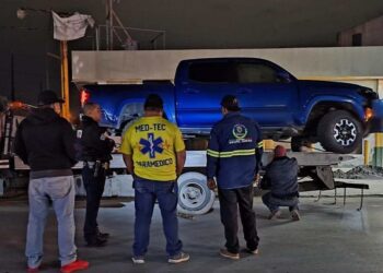 Accidente en Camino Real deja mujer herida y cuantiosos daños materiales