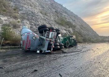 Accidente vial provoca derrame de ácido en la Carretera Estatal 126 Rumbo Nuevo