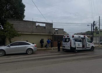 Conductora choca con vecinos
