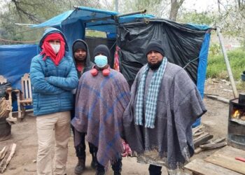 Migrantes resisten inclemencias del clima en las orillas del Río Bravo