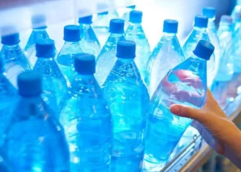 El alto contenido de microplásticos en el agua embotellada desconcierta a los científicos