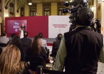 Filtran datos personales de periodistas que cubrieron las mañaneras: Artículo 19