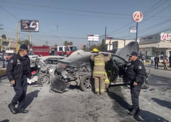 Fatal accidente en NL: Adolescente choca su camioneta contra 7 autos y motociclista