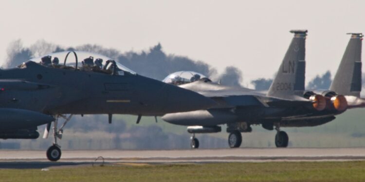 Cazas estadounidenses en la base aérea de RAF Lakenheath en Suffolk, Gran Bretaña, en una imagen de archivo. EPA/Jason Bye