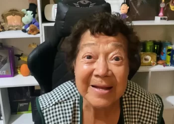 Abuelita chilena supera la depresión jugando Free Fire