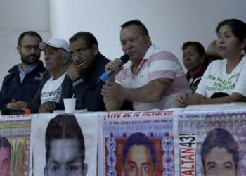 Familiares de los 43 acusan a AMLO de querer dividirlos