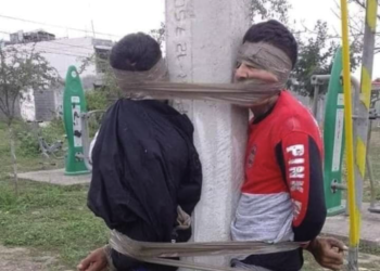 Atan a ladrones a un poste