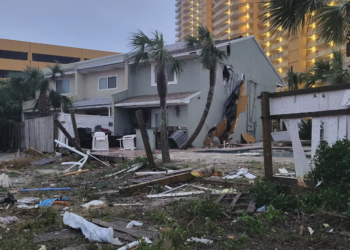 Daños considerables por paso de un tornado en Panama City Beach, Florida