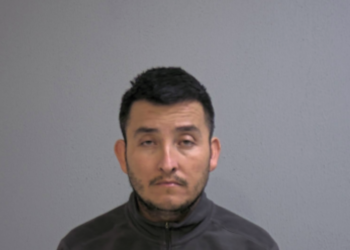 Agarran a pervertido grabando a un niño en el baño de un restaurante