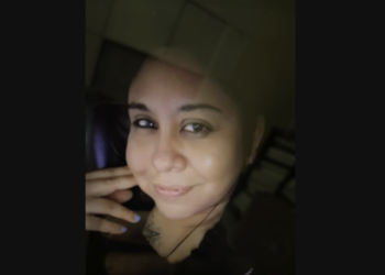 Buscan a mujer acusada de tomarse selfies con el teléfono de una mujer fallecida
