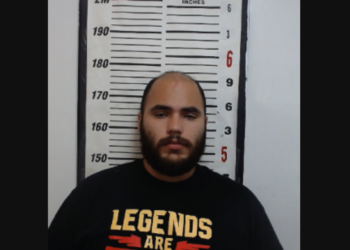 Destroza 19 televisores de exhibición de Walmart con un bate de béisbol