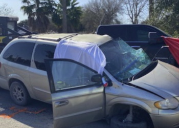 Accidente automovilístico deja 1 muerto y 2 hospitalizados