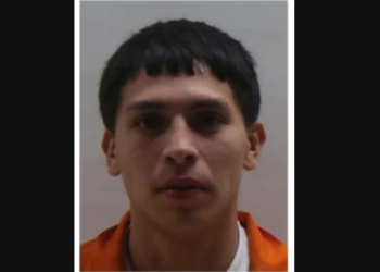 Atropella a dos personas con un coche