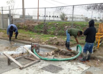 Repara COMAPA Reynosa fuga de agua en Parque Industrial Norte