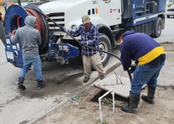 Sondeó COMAPA drenaje sanitario en la colonia Marte R. Gómez