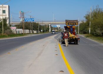 Pintan cuadrillas del Ayuntamiento de Reynosa delineado de carriles