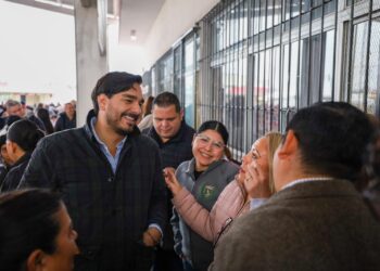 Recibieron familias de Bugambilias apoyo del Gobierno de Carlos Peña Ortiz