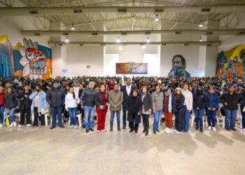 Acreditaron universitarios ante el Alcalde Carlos Peña Ortiz sus Becas entregando documentos