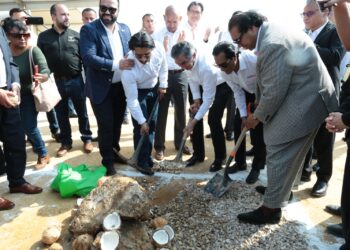 Pone Américo primera piedra de planta industrial en Altamira