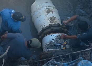 Trabaja COMAPA en reparación de fuga de agua en rebombeo de Granjas