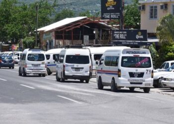 Supuestas amenazas del crimen organizado paralizan transporte en Acapulco
