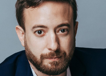 La sociedad actual tiene la edad de un adolescente: Agustín Laje