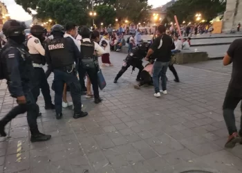 Detienen a defensores de derechos humanos que protestaban contra AIRBNB