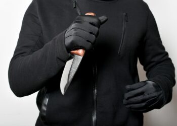Adolescente se enmascara para acuchillar a su exnovia y se lanza de un segundo piso