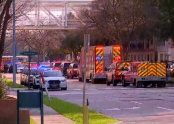 2 heridos, incluido un niño, después de tiroteo en la Iglesia Lakewood de Houston.