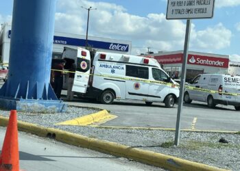 Hombre es asesinado en estacionamiento de supermercado