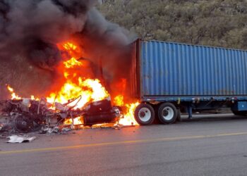 Tráiler incendiado obliga al cierre total de la carretera Rumbo Nuevo
