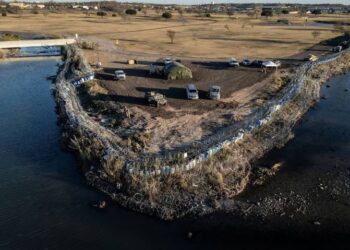 Texas construirá base militar en frontera con México para contener a migrantes