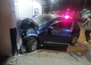 Choca con sucursal de Farmacias Similares en Tampico (y se lleva dos motos)