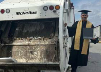 Recolector de basura se gradúa como abogado