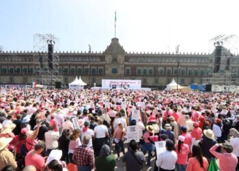 Hubo 700 mil personas en el Zócalo por “Marcha por la democracia”: organizadores; CDMX dice 90 mil