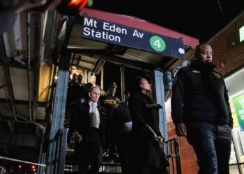 Mexicano muere por una bala perdida en tiroteo del metro de Nueva York