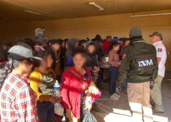 Más de 100 migrantes son rescatados de casa abandonada en Santa Ana, Sonora