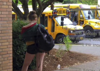 La ACLU de Texas descubre que la mayoría de las escuelas en el estado aún tienen códigos de vestimenta discriminatorios