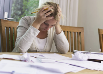 El estrés financiero afecta la salud más que la discapacidad o el duelo