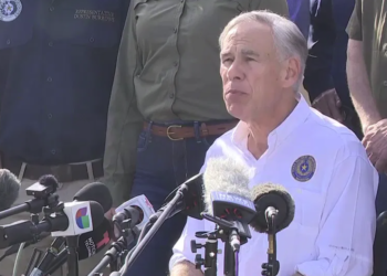 El gobernador Abbott se manifiesta contra las políticas de fronteras abiertas del presidente Biden