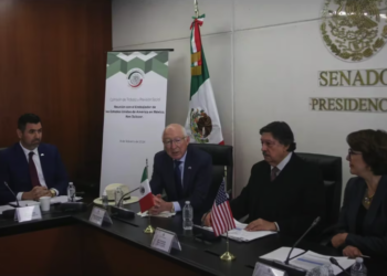 Ken Salazar rechaza a senadora de MORENA involucrarse en las elecciones de México