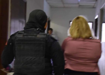 Mujer agrede a sus vecinos